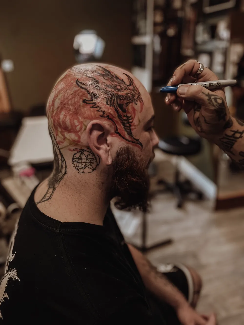 Draxter, tatoueur chez Electric Funeral Tattoo