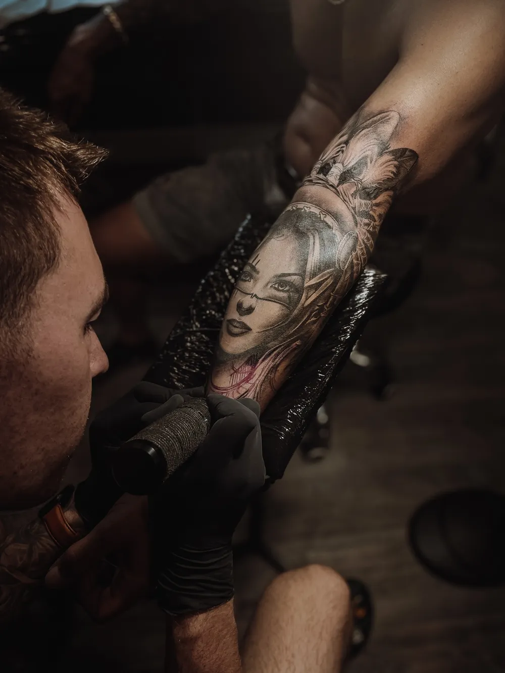 Mink Bell, tatoueur chez Electric Funeral Tattoo