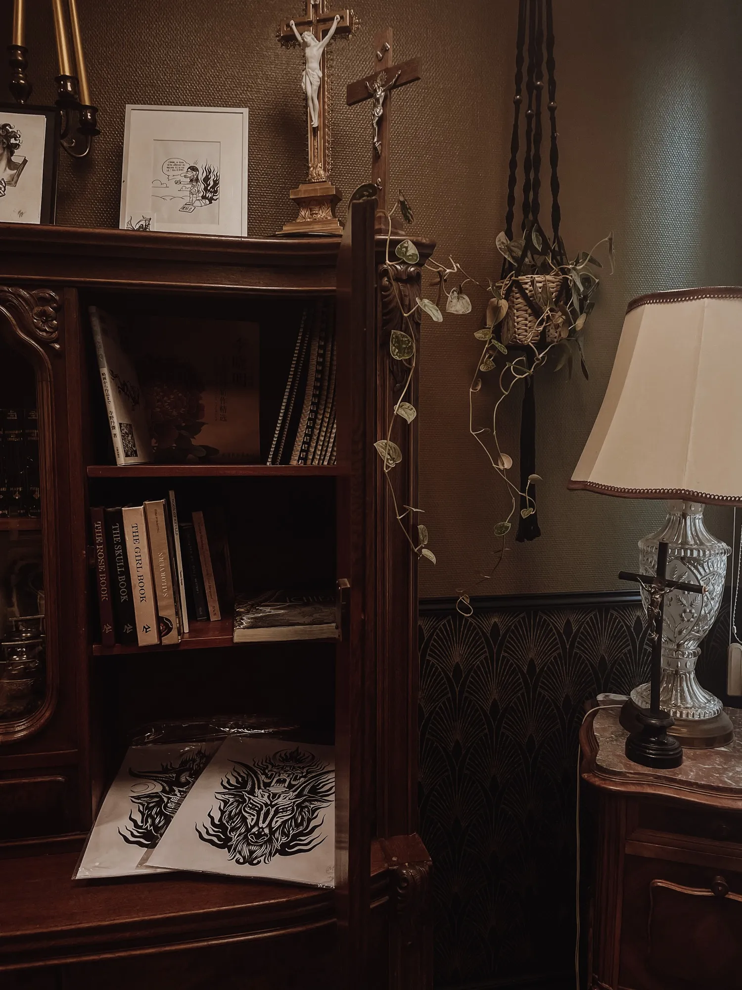 Séance de tatouage en noir et gris